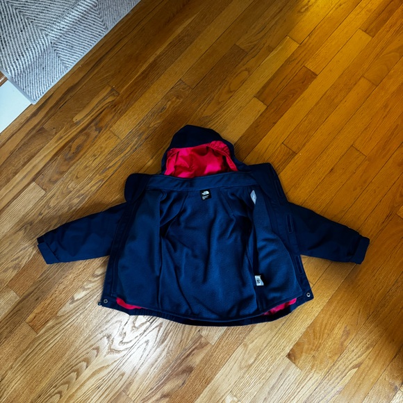 3 in 1 North Face Jacket size 3T. Excellent condition. - Picture 6 of 7